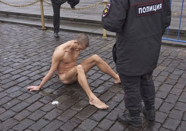 Pintor é internado após pregar seus testículos no chão 