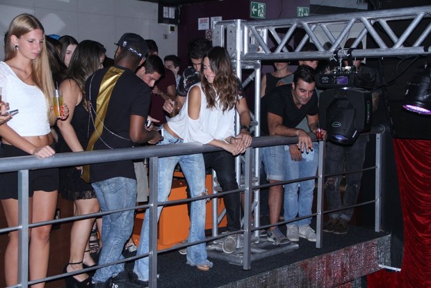 Thaila Ayala rebola ao som de funk e leva confere