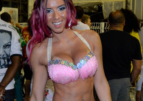 Ex-Panicat Thais Bianca surpreende com corpo sarado na Rosas de Ouro