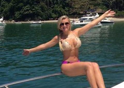  Coelhinha da Playboy exibe corpaço durante passeio de iate