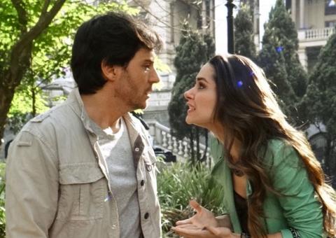 Leila pede a Thales que ele dê golpe em Natasha