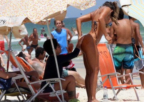 De camiseta justa, Thammy Miranda curte praia e dá confere na namorada