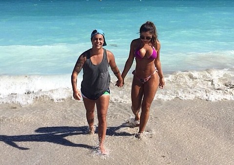 Thammy aparece em foto romântica com namorada. Veja galeria.