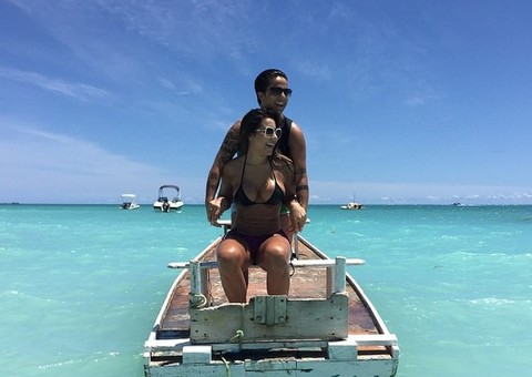  Após cirurgia, Thammy curte praia com namorada 