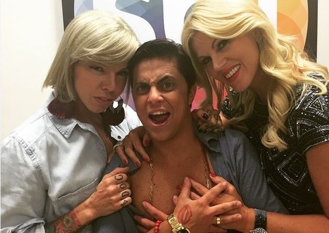 Com blusa aberta, Thammy Miranda leva apalpada de Val Marchiori