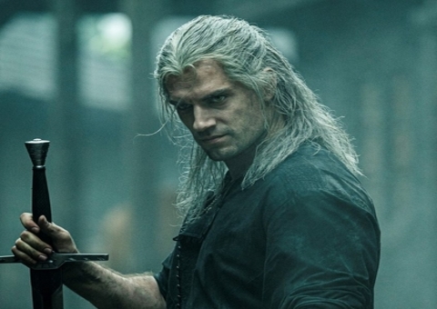 Henry Cavill retorna às gravações de The Witcher após lesão na perna