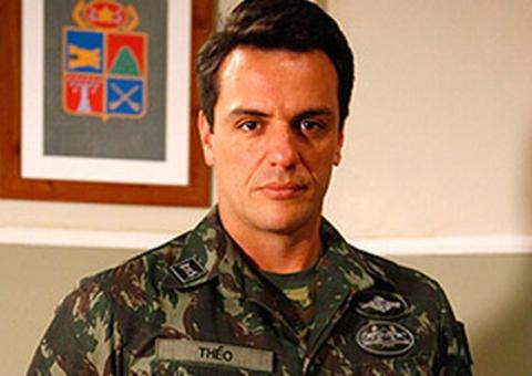 Théo conta a Helô que Lívia guarda seringa na bolsa