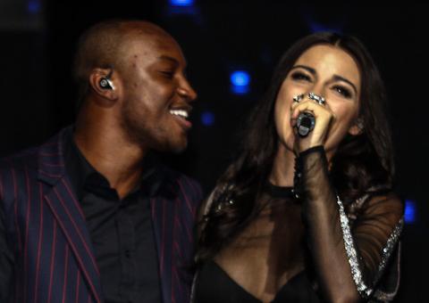  Thiaguinho faz show com participação da mexicana Maite Perroni