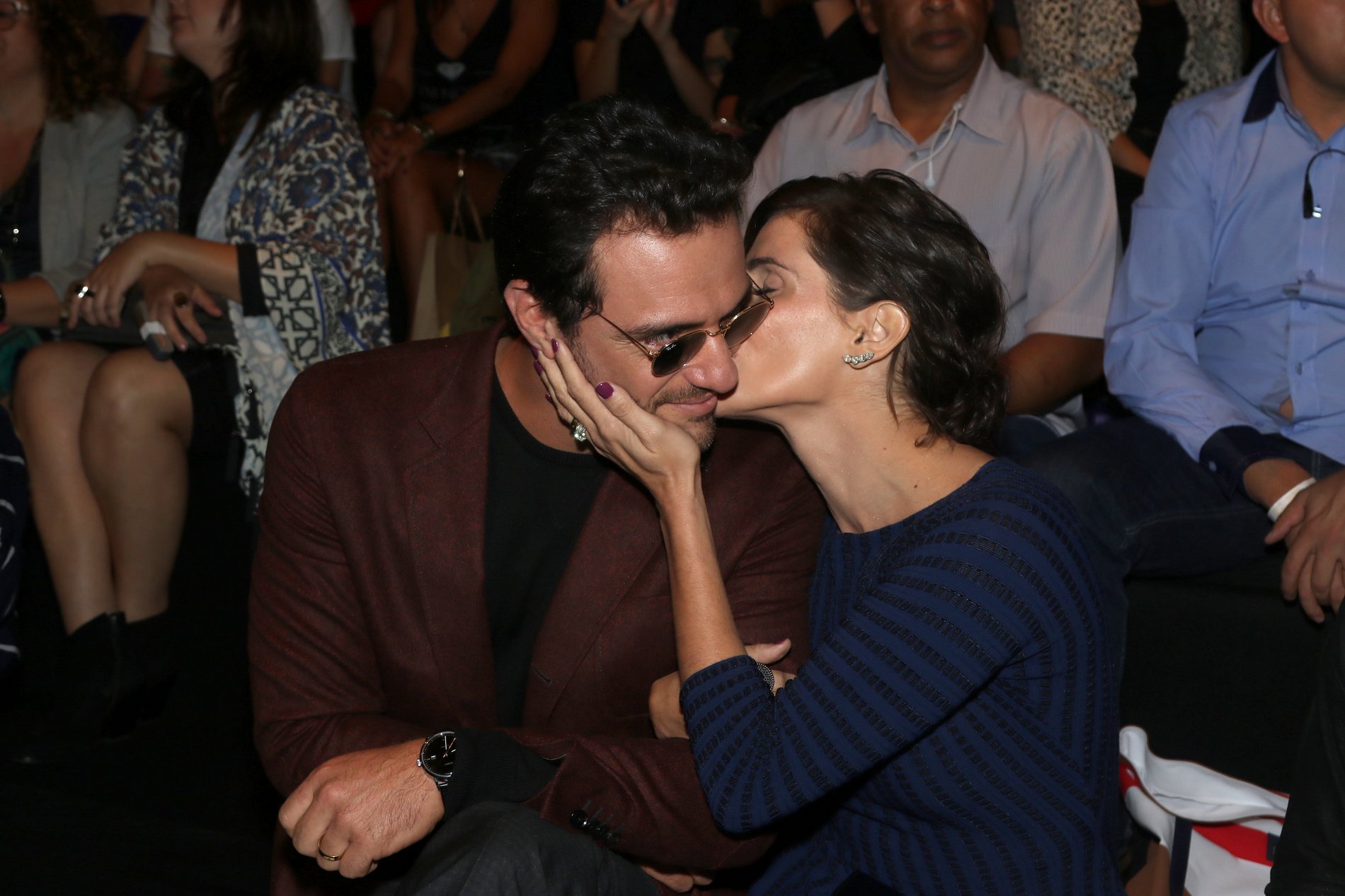 Debora Secco e Rodrigo Lombardi trocam beijos e carinhos em gravação 