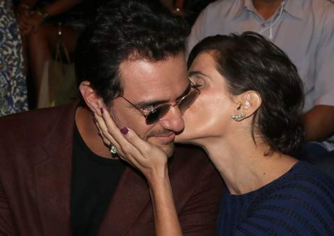 Debora Secco e Rodrigo Lombardi trocam beijos e carinhos em gravação 