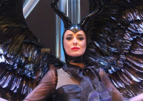 Vestida de 'Malévola', Ticiane Pinheiro vira vitrine viva em Shopping 