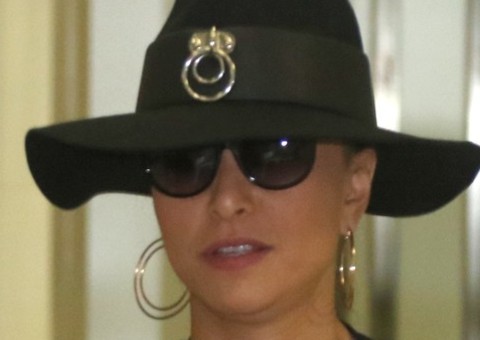 Após vazar vídeo íntimo, Sabrina Sato chega ao Brasil usando chapéu e óculos escuros