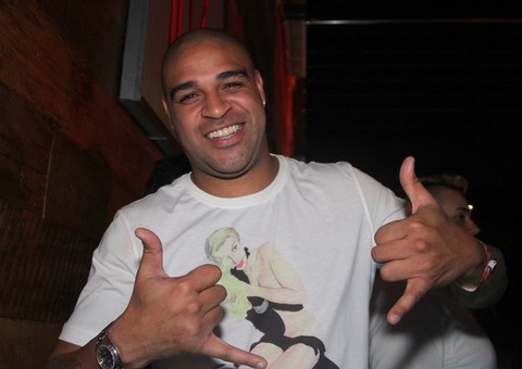 Adriano Imperador ostenta com R$ 60 mil e 18 garotas de programa