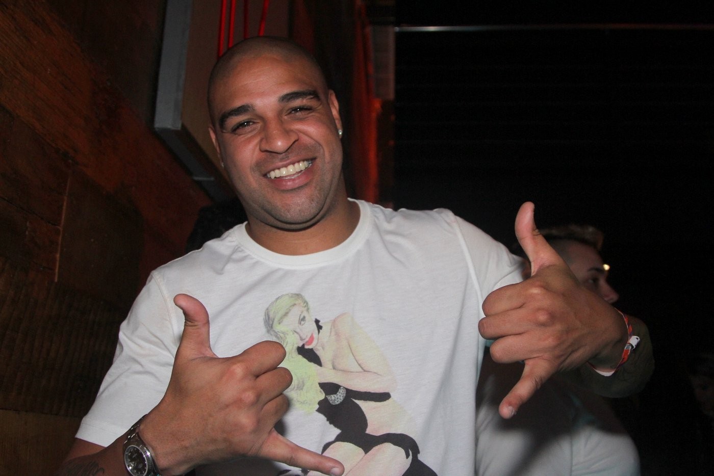 Adriano Imperador ostenta com R$ 60 mil e 18 garotas de programa