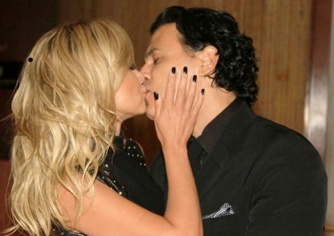  Eliana completa 40 anos e ganha beijo do maridão