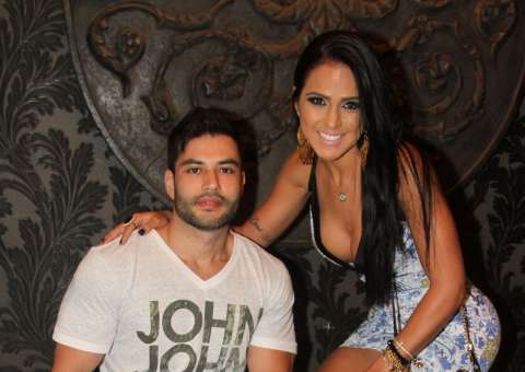  Vencedora do Miss Bumbum comemora aniversário em show de funk