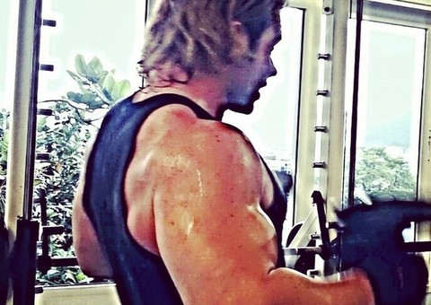 “Bombado”, Thor Batista posa malhando e tira onda com 'frangos'