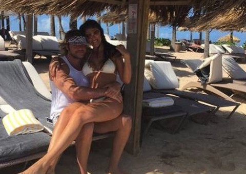 Thor e Olin Batista curtem com as namoradas em ilha com diária de R$ 5 mil