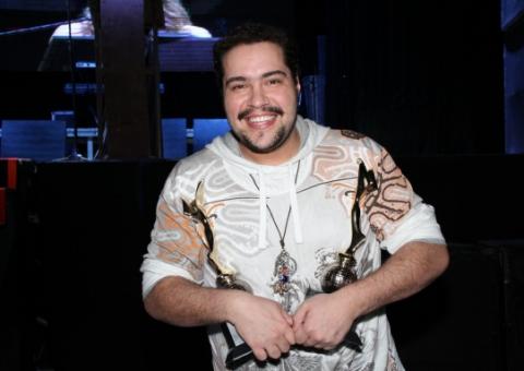 Tiago Abravanel deve assinar contrato longo com a Globo