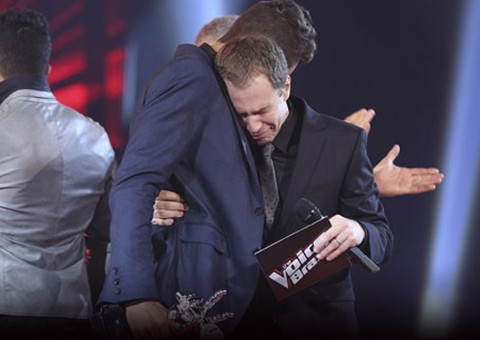 Apresentador Tiago Leifert explica choro na final do The Voice
