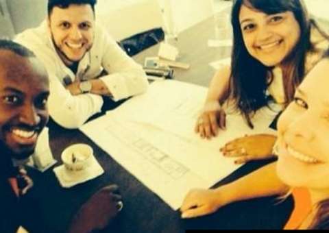 Tiaguinho e Fernanda cuidando do projeto da casa nova