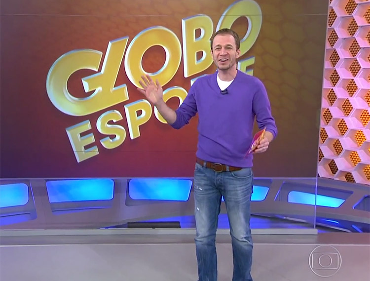 'Mosca gigante' invade programa do Globo Esporte com Tiago Leifert 