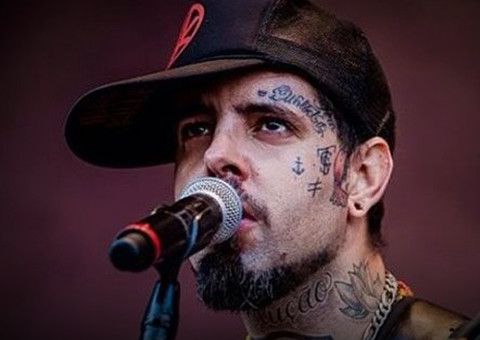 Cantor Tico Santa Cruz recebe ameaça de morte e de estupro à sua esposa