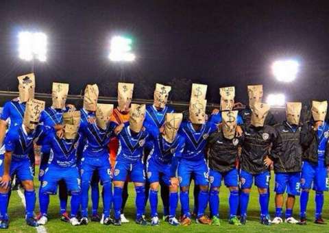 Atletas protestam por pagamentos de salários e melhores condições de trabalho