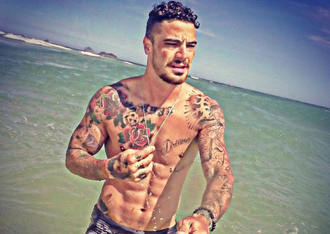 De sunga, Felipe Titto se exercita ao ar livre 