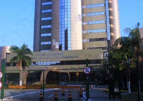 Ex-servidores fazem manifestação no TJAM