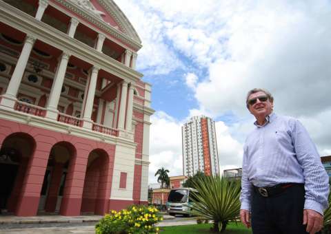 Técnico inglês tem dia de turista em Manaus