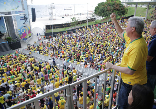 Torcedores vibram com vitória do Brasil na Copa