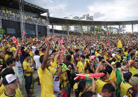 Torcedores vibram com vitória do Brasil na Copa