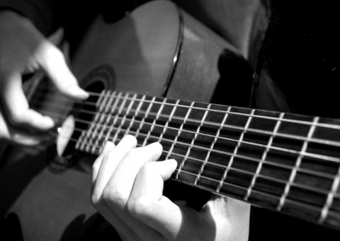 Escola de lutheria contrata psicólogos e educadores