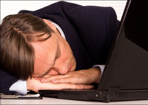 Funcionário de banco dorme no teclado e transfere milhões por acidente