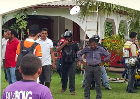  Manifestantes invadem casa de prefeito