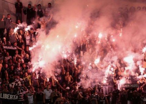 Torcedores do Corinthians deixarão prisão na Bolívia em breve