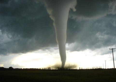 Tornado na Itália causa destruição e prejuízos milionários. Veja vídeo