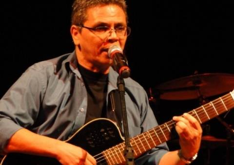 Torrinho, autor de “Porto de Lenha”, ganha placa da CMM