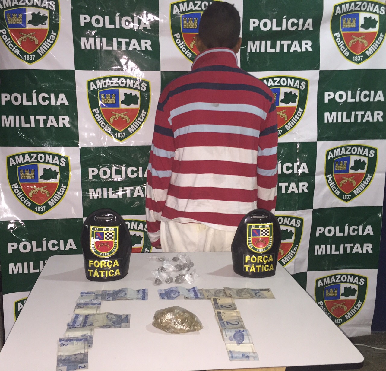 No bairro de Petrópolis, menor é preso com cocaína e maconha