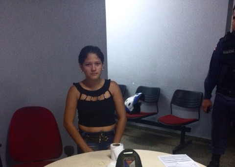 Com mais de 100 trouxinhas de drogas, mulher é presa na zona leste