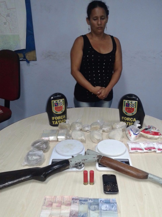 Mulher armada com espingarda é presa com mais de 2 kg de drogas