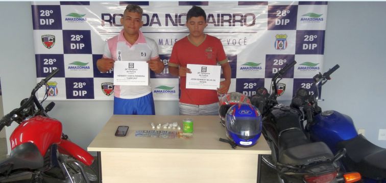 Polícia prende dupla e apreende adolescente envolvidos com tráfico de drogas