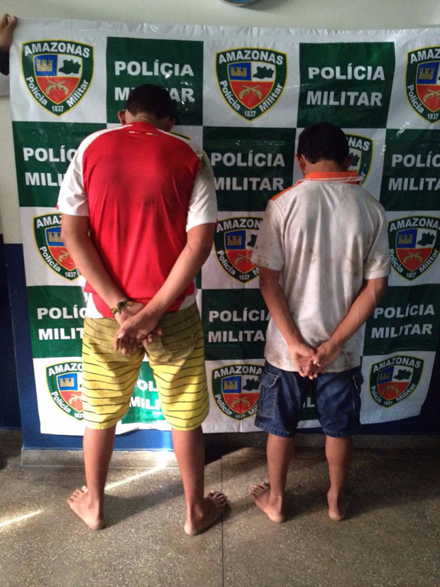 Dois menores são apreendidos por roubo em parada de ônibus 