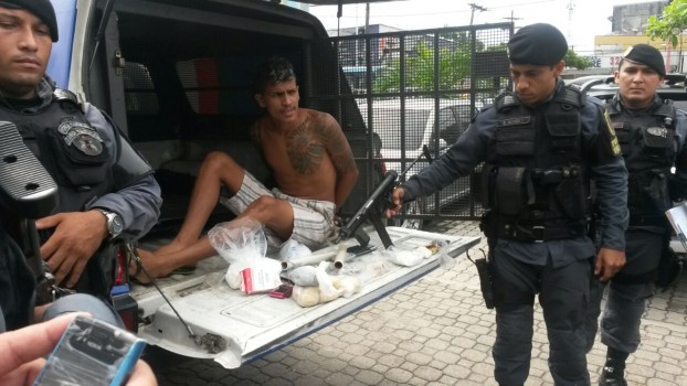 Traficante abandona droga e é preso com metralhadora