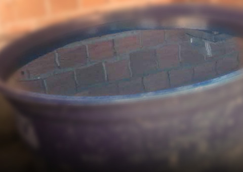 Garotinha bate a cabeça e morre afogada enquanto brincava em caixa d’água