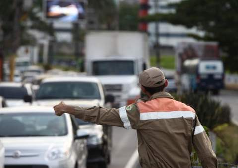 Manaustrans usa mais de cem agentes para dar fluidez ao trânsito