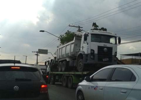 Transporte inseguro põe em risco veículos e pessoas