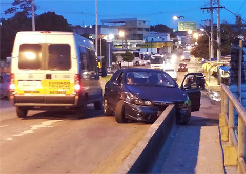 Carro perde controle e bate na lateral da ponte