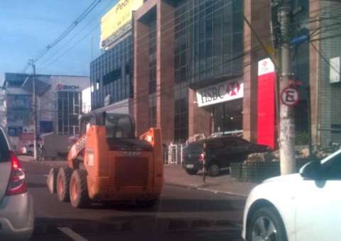 Tratores atrapalham trânsito até na avenida Djalma Batista